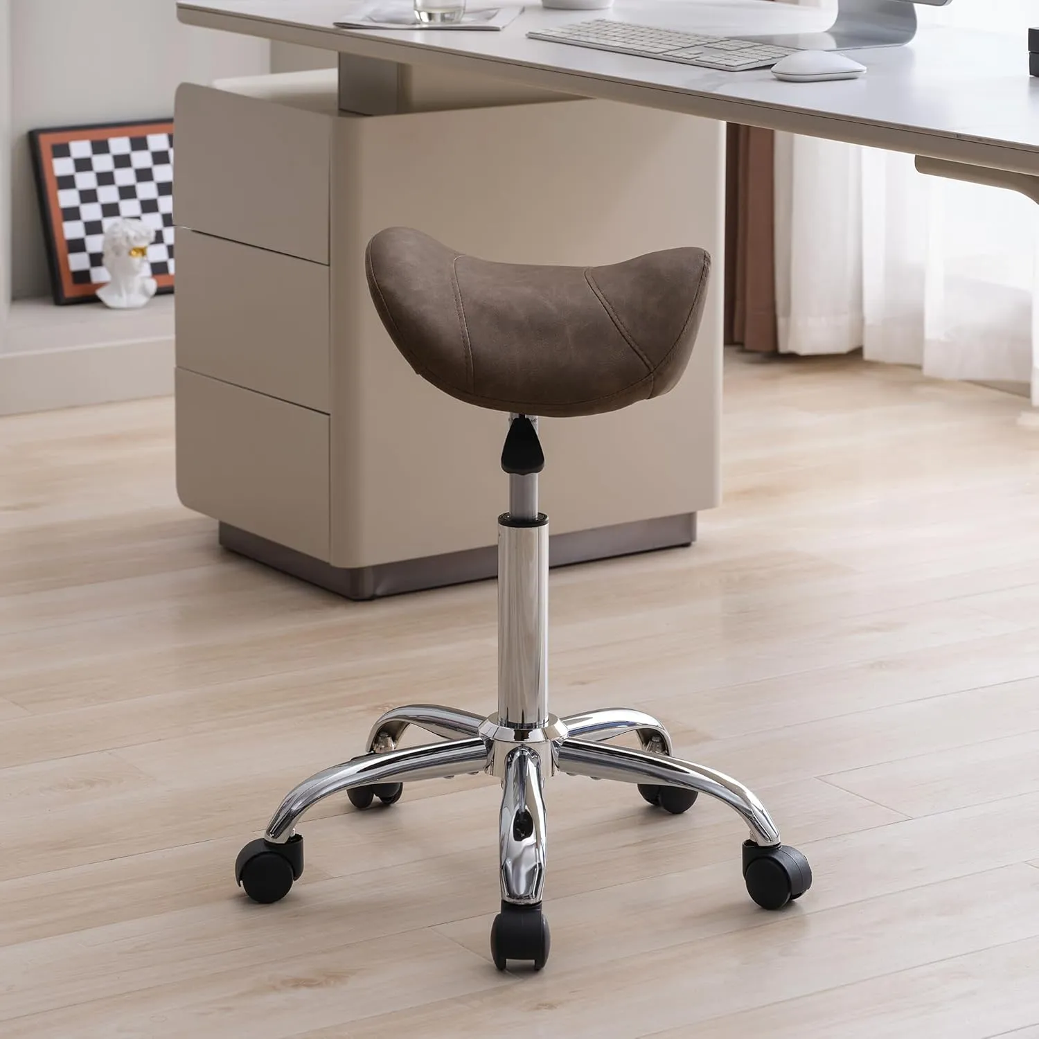 Saddle Stool, Swivel Saddle Stool with Wheels, Adjustable Rolling Stool 18"-26", Faux Leather Rolling Stool for Salon, Massage, Clinic, Lab, Office (Tan, 1PCS (18"-26"))